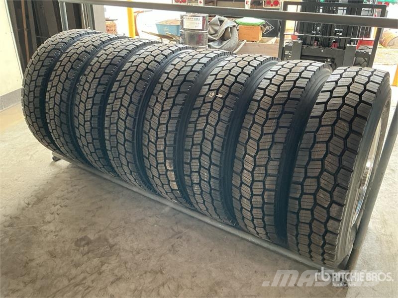  Quantity of (8) 11R22.5 Recapped Tires w/ Wheels Gume, točkovi i felne