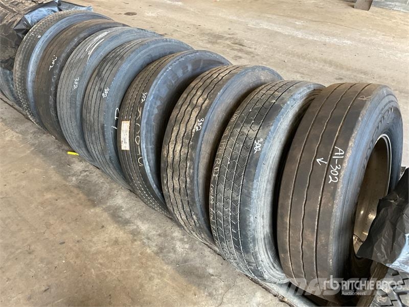 Quantity of (8) 11R24.5 Wheels and Tires Dekk, hjul og felger