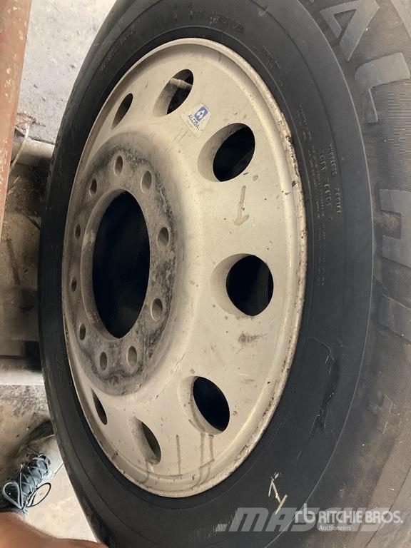 Quantity of (8) 11R24.5 Wheels and Tires Dekk, hjul og felger