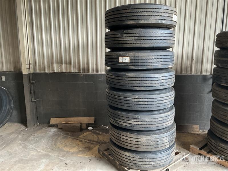  Quantity of (8) 11R24.5 Recapped Tires w/ Wheels Gume, točkovi i felne
