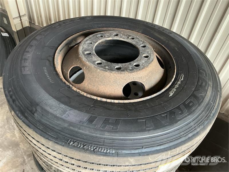  Quantity of (8) 11R24.5 Recapped Tires w/ Wheels Gume, točkovi i felne