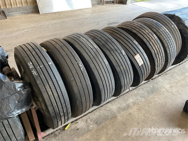 Quantity of (8) 11R24.5 Wheels and Tires Dekk, hjul og felger
