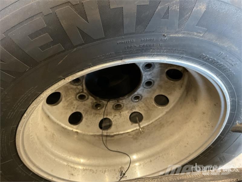 Quantity of (8) 11R24.5 Wheels and Tires Dekk, hjul og felger