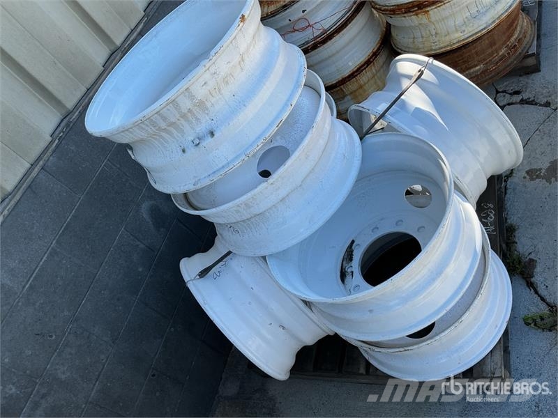 Quantity of (8) 22.5 Steel Wheels 타이어, 휠 및 림