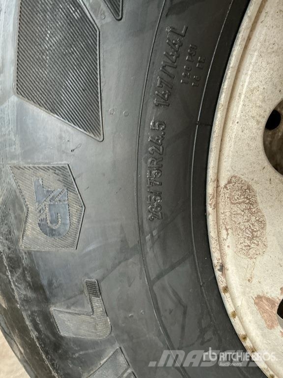 Quantity of (8) 285/75R24.5 Recapped Tires w/Alumi Gume, točkovi i felne