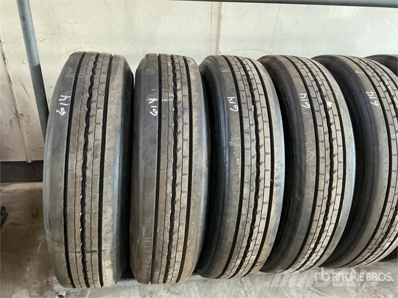 Quantity of (8) 285/75R24.5 Recapped Tires w/Alumi Gume, točkovi i felne