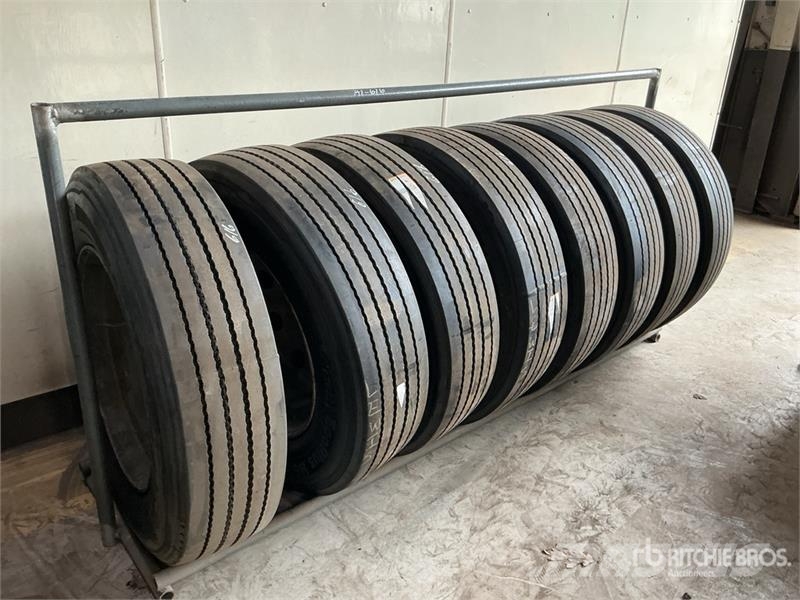 Quantity of (8) 285/75R24.5 Recapped Tires w/Alumi Gume, točkovi i felne