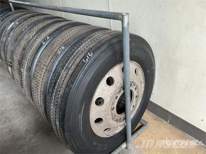Quantity of (8) 285/75R24.5 Recapped Tires w/Alumi Gume, točkovi i felne