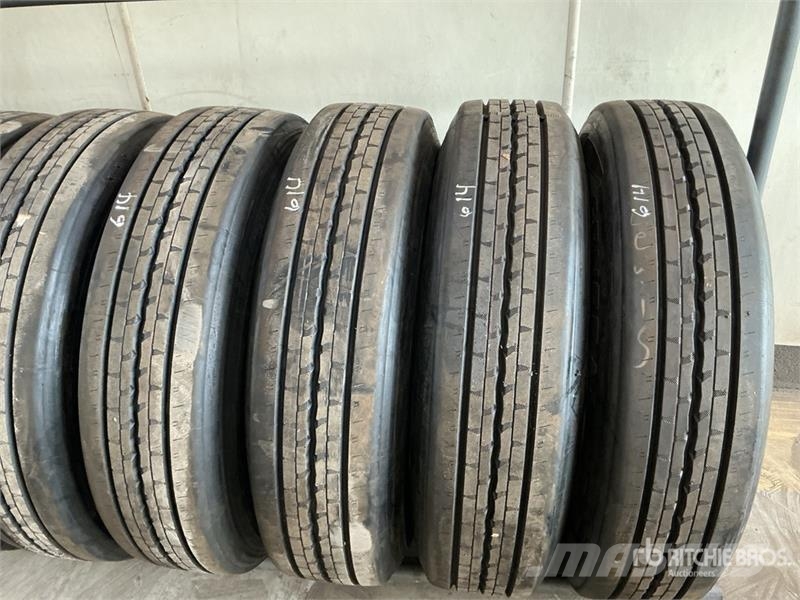 Quantity of (8) 285/75R24.5 Recapped Tires w/Alumi Gume, točkovi i felne