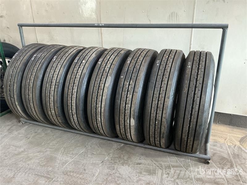Quantity of (8) 285/75R24.5 Recapped Tires w/Alumi Gume, točkovi i felne