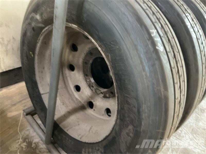 Quantity of (8) 285/75R24.5 Recapped Tires w/Alumi Gume, točkovi i felne