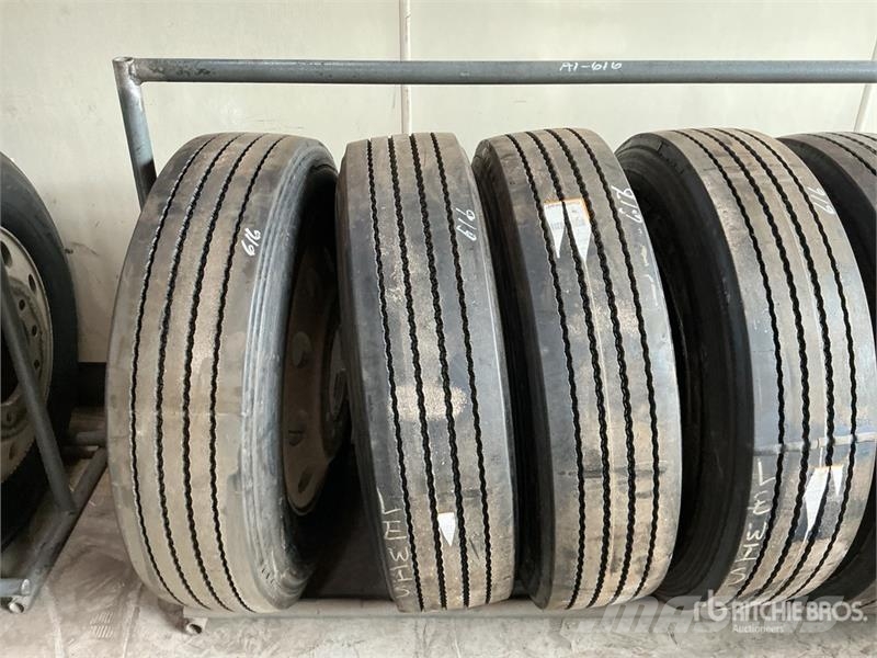Quantity of (8) 285/75R24.5 Recapped Tires w/Alumi Gume, točkovi i felne