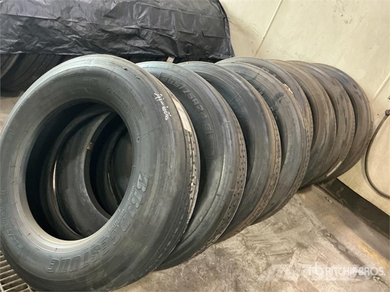  Quantity of (8) 285/75R24.5 Recapped Tires 輪胎、車輪和輪圈