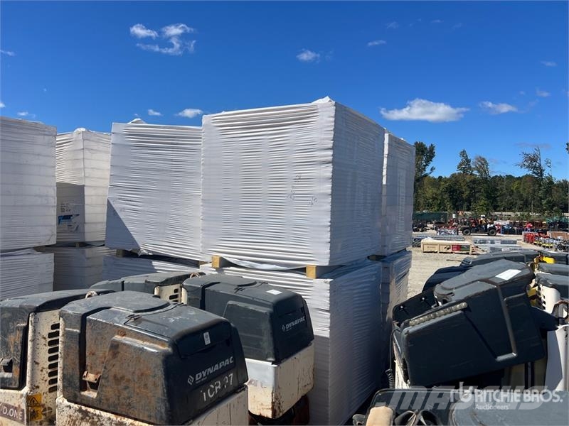  Quantity of (8) 48 in x 48 in Polyiso Insulation Vintsid, telfrid ja materjaliliftid