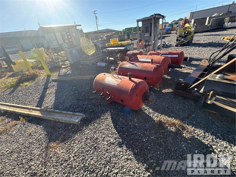 Quantity of (8) Air Tanks Andre komponenter