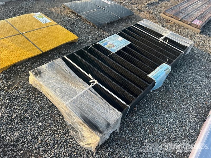 Quantity of 8 ft x 3 ft 3 in Galvanized Fencing Fencing equipment