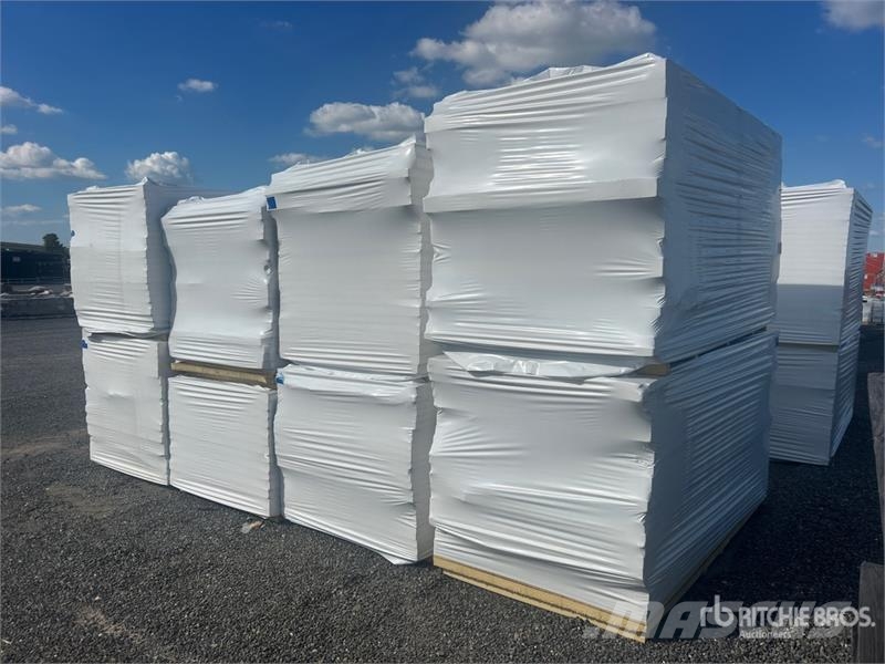 Quantity of (8) Pallets of 96 in x 48 in Polyiso I ホイスト、ウインチ、エレベーター