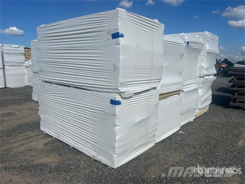 Quantity of (8) Pallets of 96 in x 48 in Polyiso I ホイスト、ウインチ、エレベーター