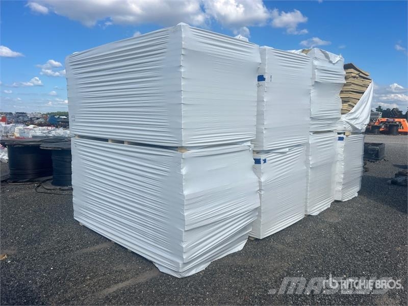 Quantity of (8) Pallets of 96 in x 48 in Polyiso I ホイスト、ウインチ、エレベーター