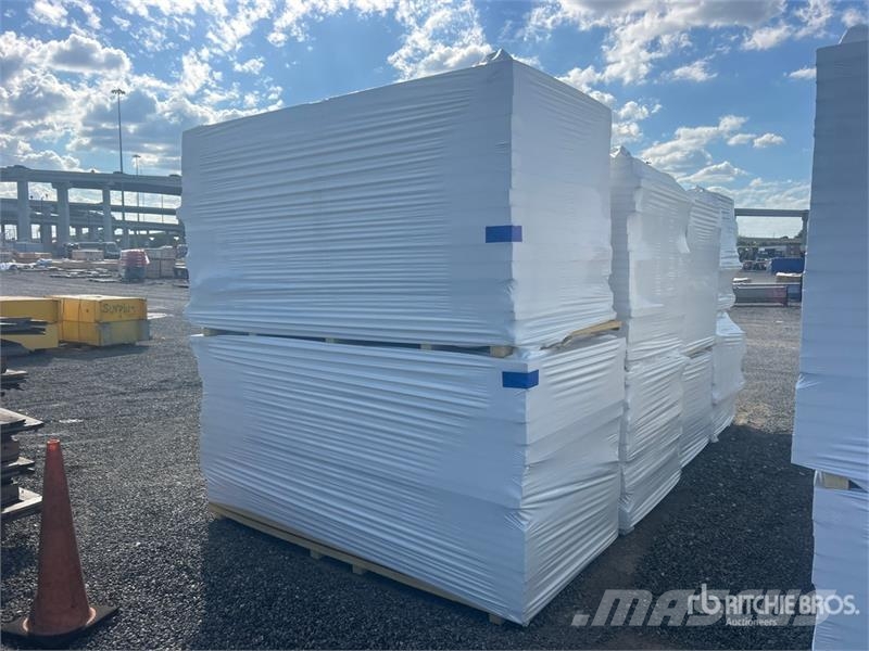 Quantity of (8) Pallets of 96 in x 48 in Polyiso I ホイスト、ウインチ、エレベーター