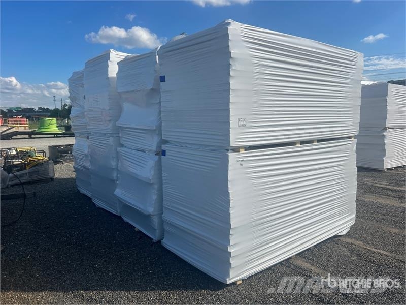 Quantity of (8) Pallets of 96 in x 48 in Polyiso I ホイスト、ウインチ、エレベーター
