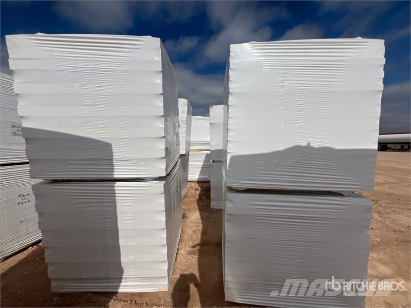  Quantity of (8) Polyiso Insulation Montacargas y elevadores de material