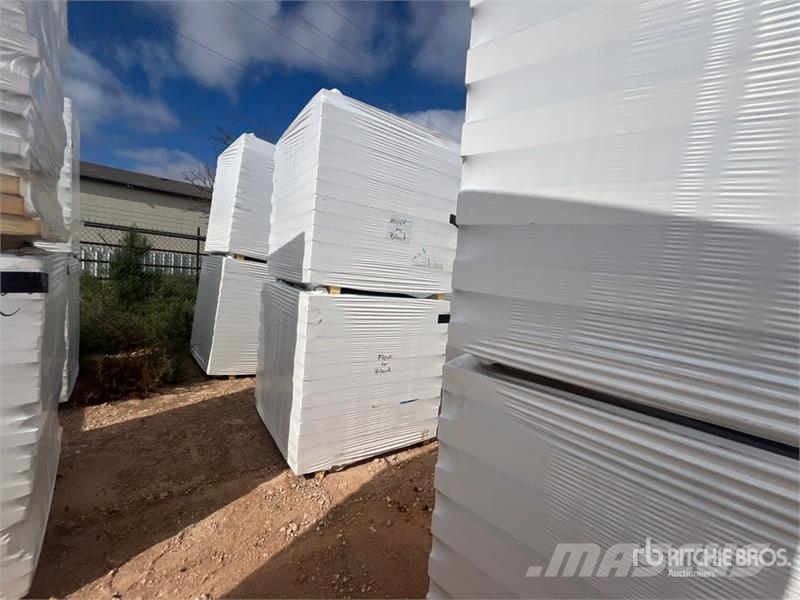  Quantity of (8) Polyiso Insulation Montacargas y elevadores de material