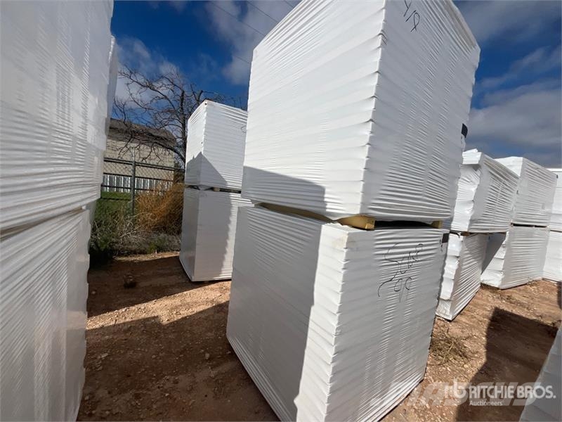  Quantity of (8) Polyiso Insulation Montacargas y elevadores de material