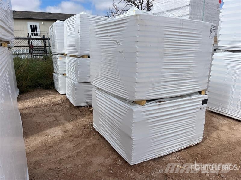  Quantity of (8) Polyiso Foam Insulation Montacargas y elevadores de material