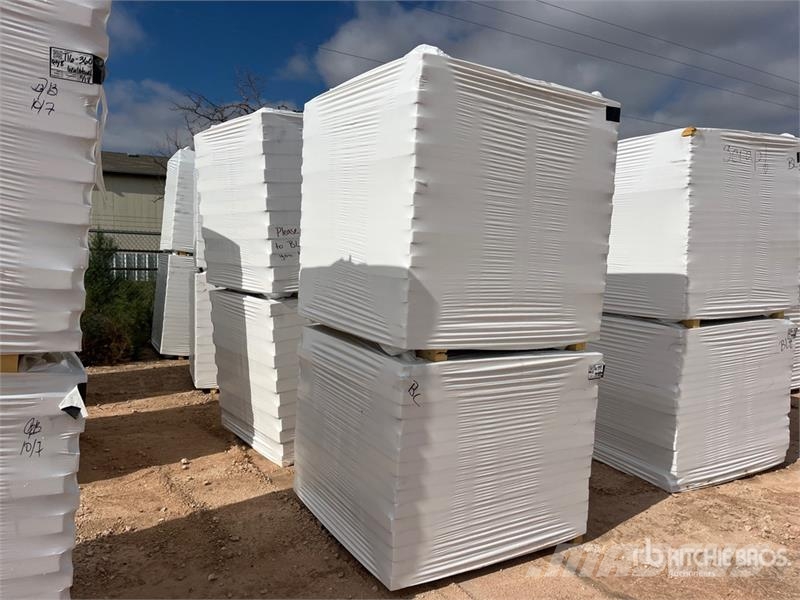 Quantity of (8) Polyiso Insulation Montacargas y elevadores de material