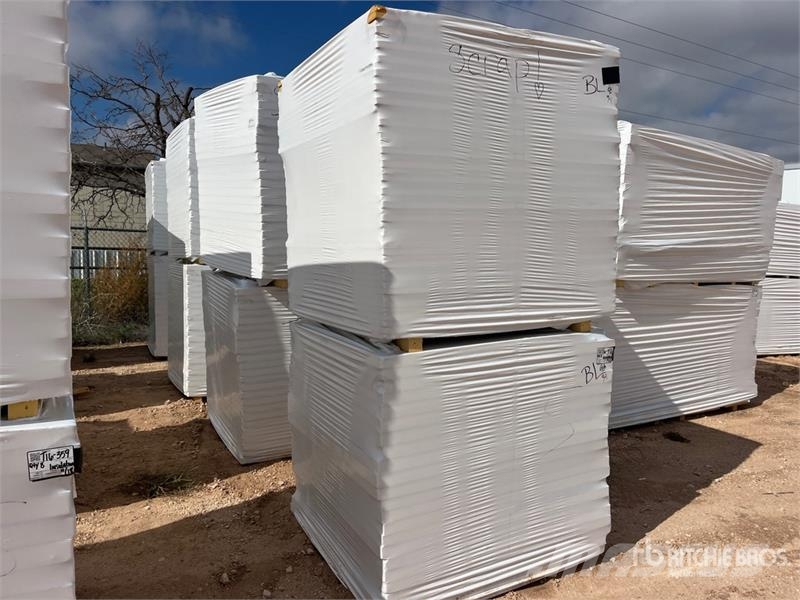  Quantity of (8) Polyiso Insulation Montacargas y elevadores de material