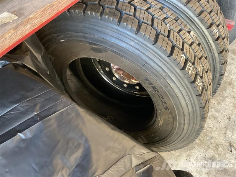 Quantity of (8) Recapped 11R22.5 Wheels and Tires Dekk, hjul og felger