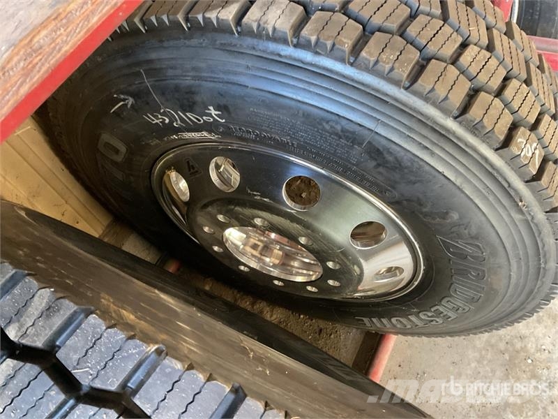 Quantity of (8) Recapped 11R22.5 Wheels and Tires Dekk, hjul og felger
