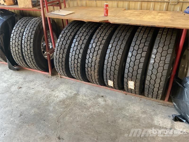 Quantity of (8) Recapped 11R22.5 Wheels and Tires Dekk, hjul og felger
