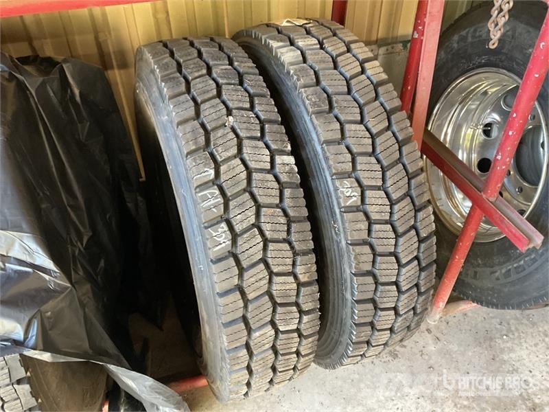 Quantity of (8) Recapped 11R22.5 Wheels and Tires Dekk, hjul og felger