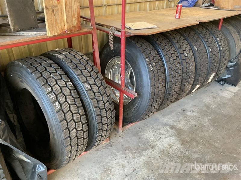 Quantity of (8) Recapped 11R22.5 Wheels and Tires Dekk, hjul og felger
