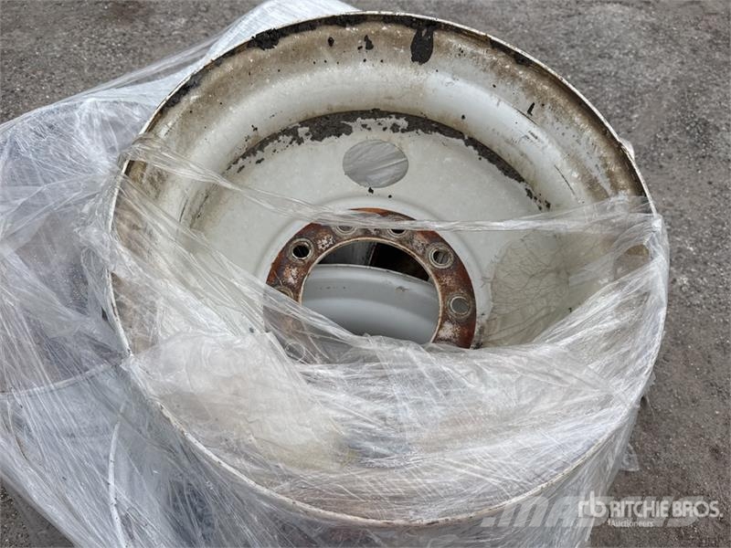 Quantity of (8) Steel 22.5 x 8.25 Wheels Gume, točkovi i felne