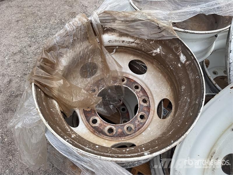 Quantity of (8) Steel 22.5 x 8.25 Wheels Gume, točkovi i felne