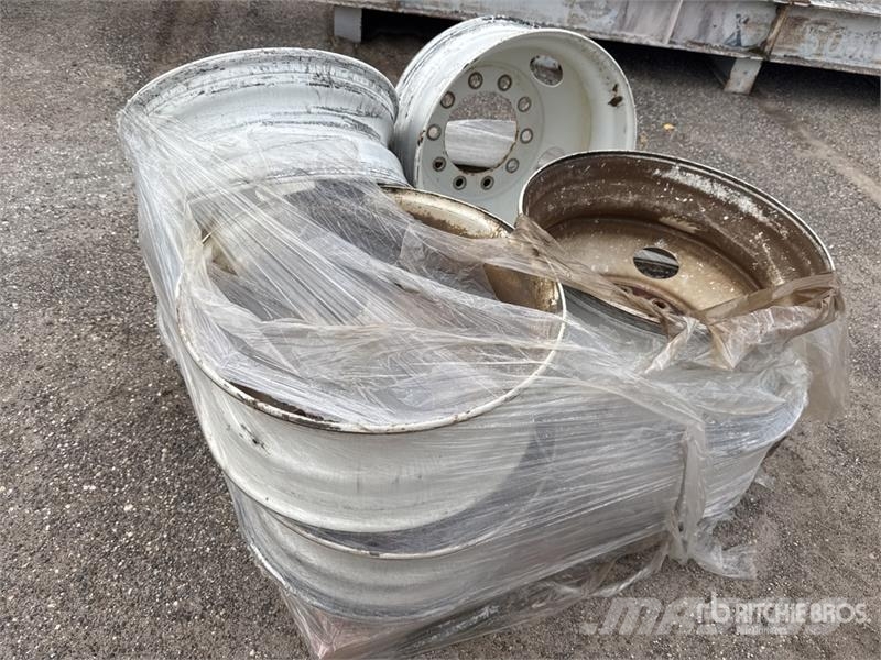 Quantity of (8) Steel 22.5 x 8.25 Wheels Gume, točkovi i felne