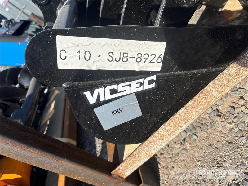 Quantity of (8) VICSEC VCA-8 Mini Excavator Attac 其他组件