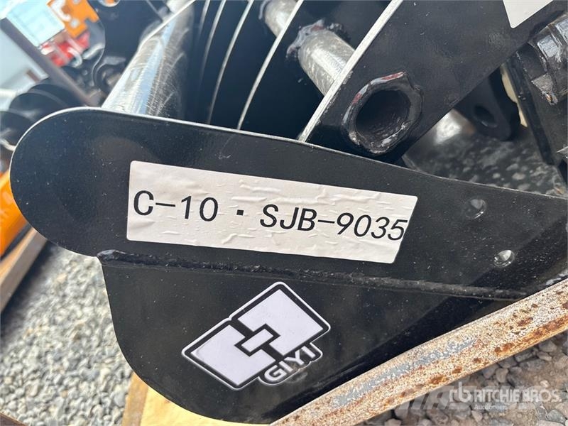Quantity of (8) VICSEC VCA-8 Mini Excavator Attac 其他组件