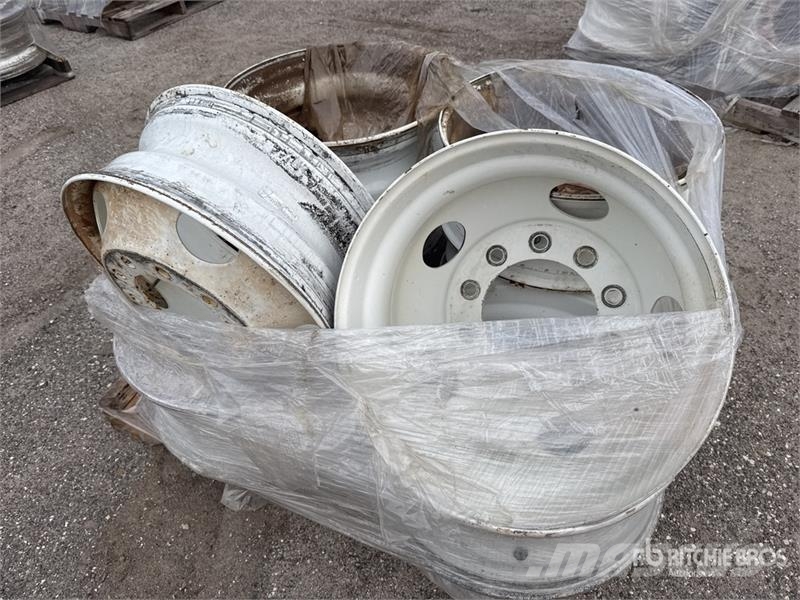  Quantity of (8) Wheels 輪胎、車輪和輪圈