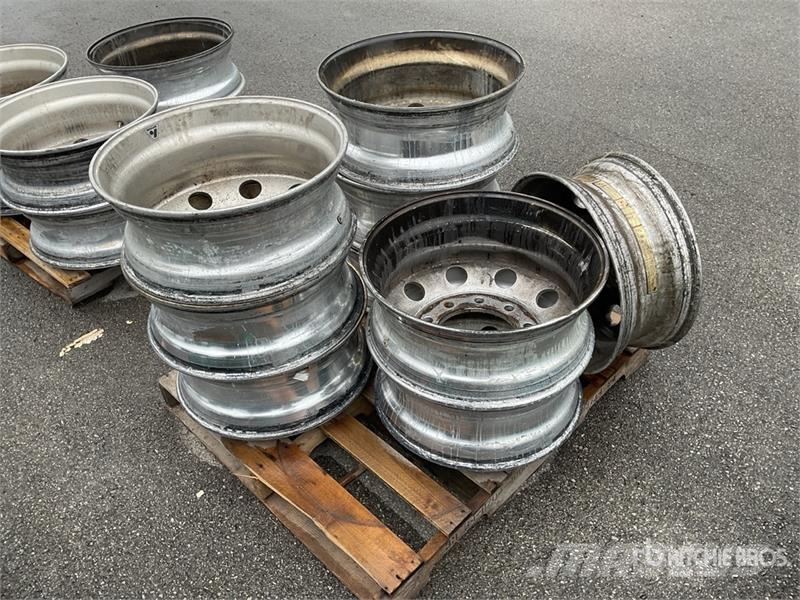 Quantity of (9) Aluminum 22.5 Wheels Gume, točkovi i felne