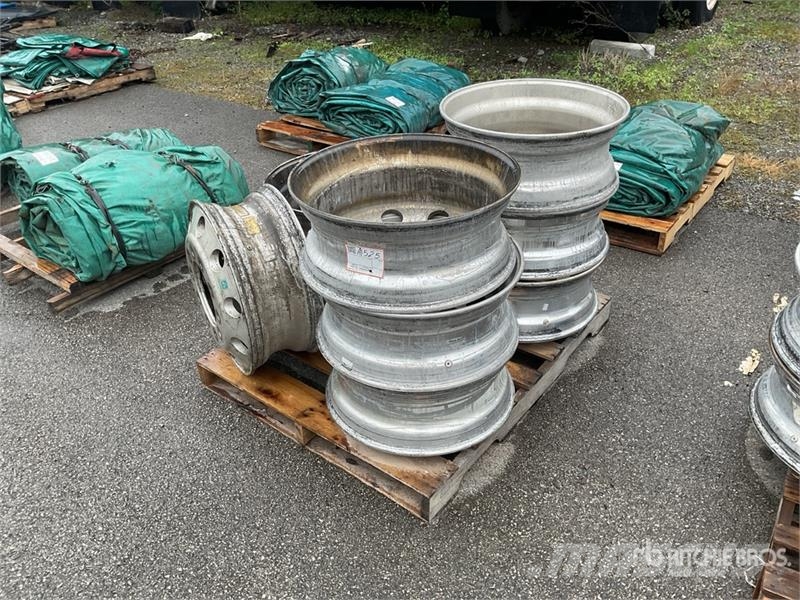 Quantity of (9) Aluminum 22.5 Wheels Gume, točkovi i felne