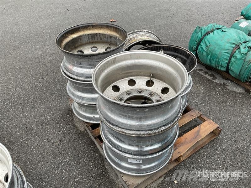 Quantity of (9) Aluminum 22.5 Wheels Gume, točkovi i felne