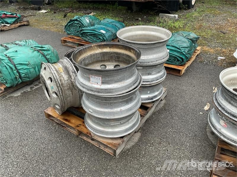 Quantity of (9) Aluminum 22.5 Wheels Gume, točkovi i felne