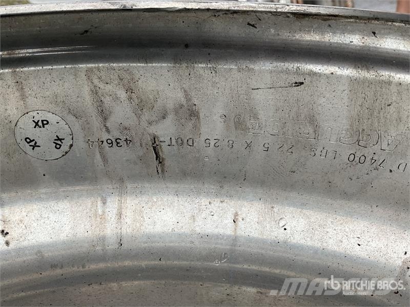 Quantity of (9) Aluminum 22.5 Wheels Gume, točkovi i felne