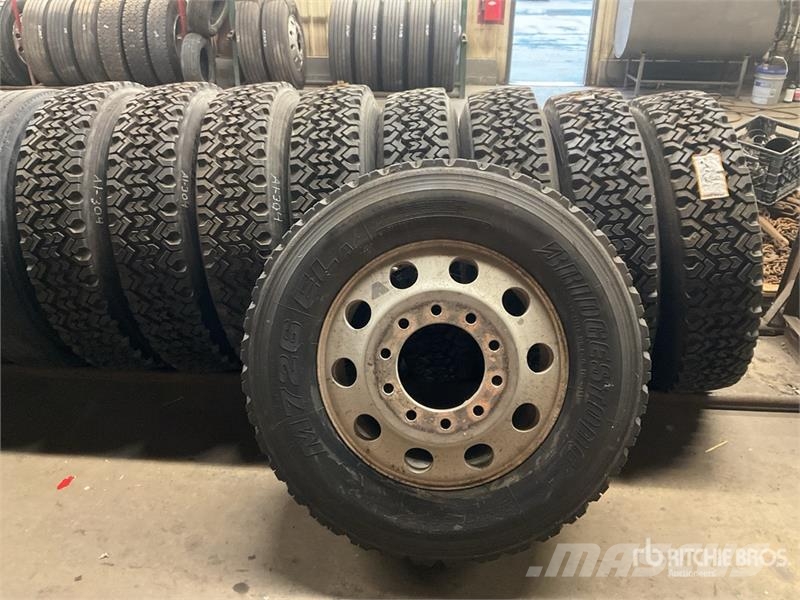 Quantity of (9) New Recapped 11R24.5 Tires Mounted Pneumatici, ruote e cerchioni