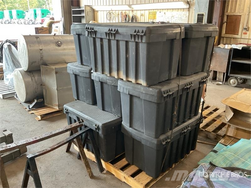 Quantity of (9) Storage Totes Andre komponenter