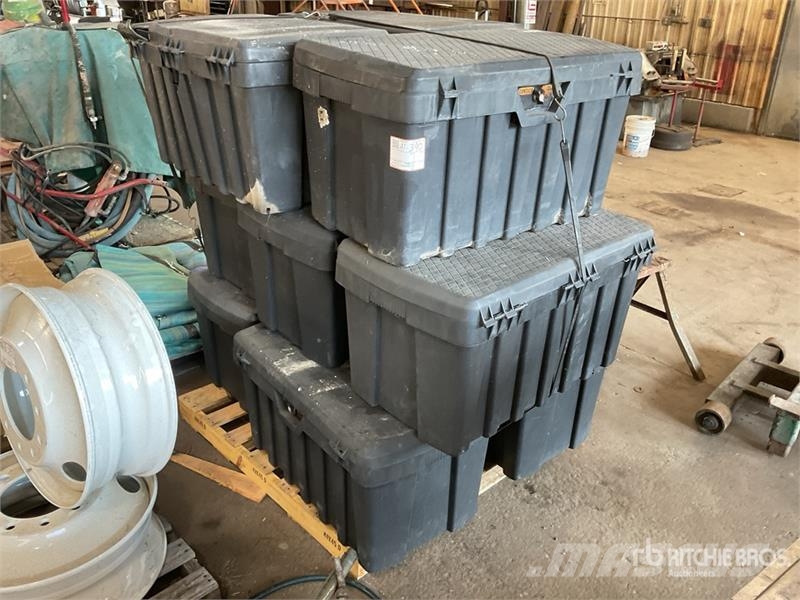 Quantity of (9) Storage Totes Andre komponenter
